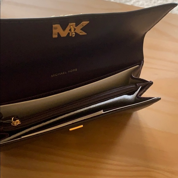 Michael Kors Carryall Leather Wallet - Picture 2 of 3